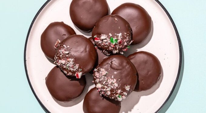 Easy Almond Flour Thin Mint Cookies (vegan!)